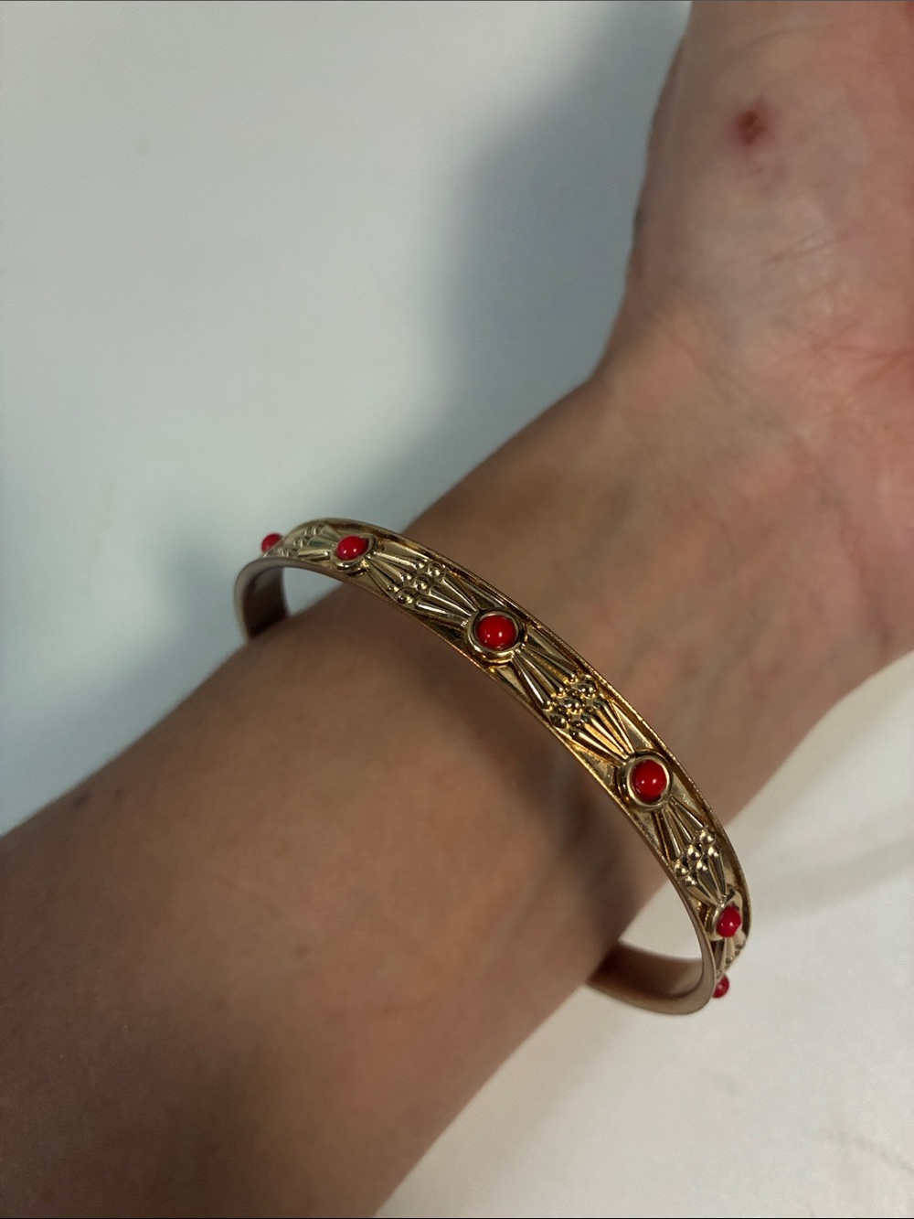 Vtg gold toned bangle bracelet with red stones